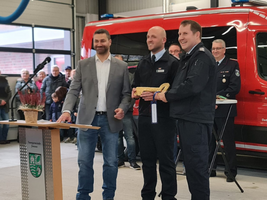Foto von der symbolischen Schlüsselübergabe für das neue Feuerwehrhaus