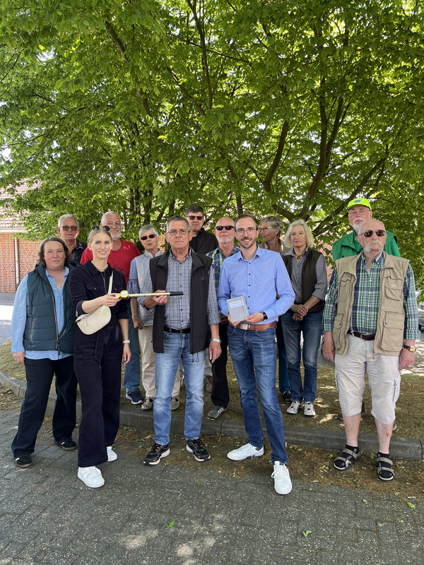 Staffelstab-Übergabe beim Rathaus Moormerland
