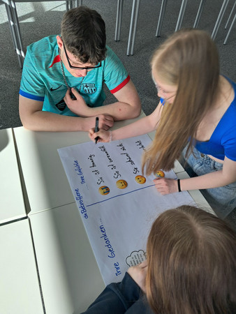 Schüler arbeiten an Projekt
