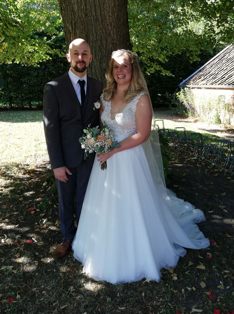 Foto zeigt Eheleute nach der Trauung