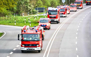 Bild von Feuerwehrfahrzeugen auf der Straße