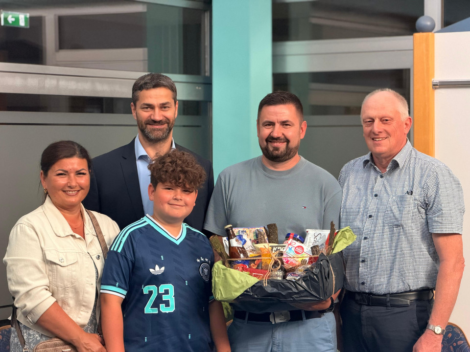 Bild Wilhelm Schein und Familie bei Ehrung durch Samtgemeindebürgermeister 