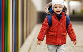 Motivbild Kind mit Rucksack auf dem Weg zur KiTa