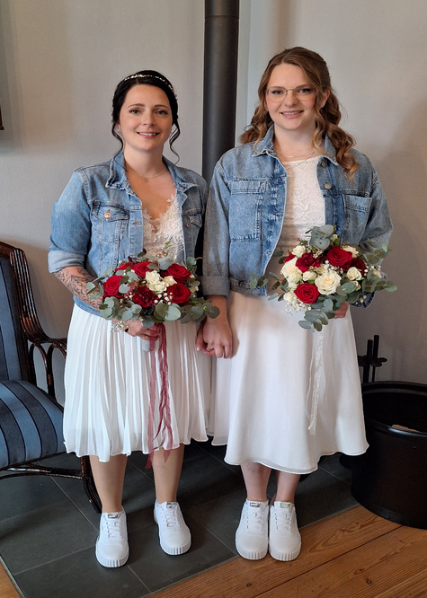 Lena & Kira Zalikowski geb. Jongebloed am 16.05.2026 im Arche Cafe in Detern 