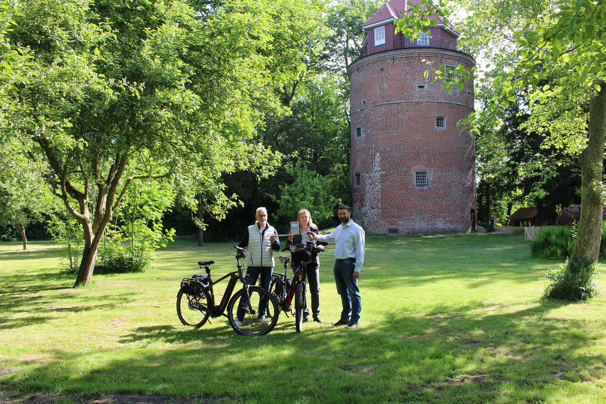 Staffelstab-Übergabe bei der Burg Stickhausen