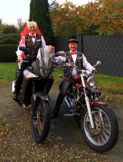 Foto zeigt Eheleute auf dem Motorrad