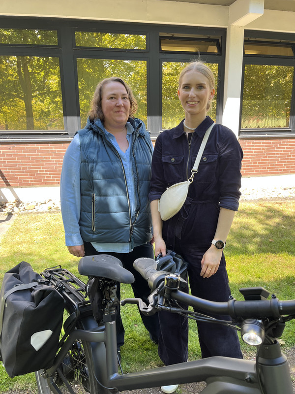 Stadtradelkoordinatorin Nicole Weinmann von der Gemeinde Moormerland und Stadtradelkoordinatorin Jana Bergmann von der Samtgemeinde Jümme