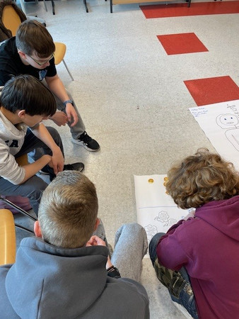 Schüler arbeiten an Projekt