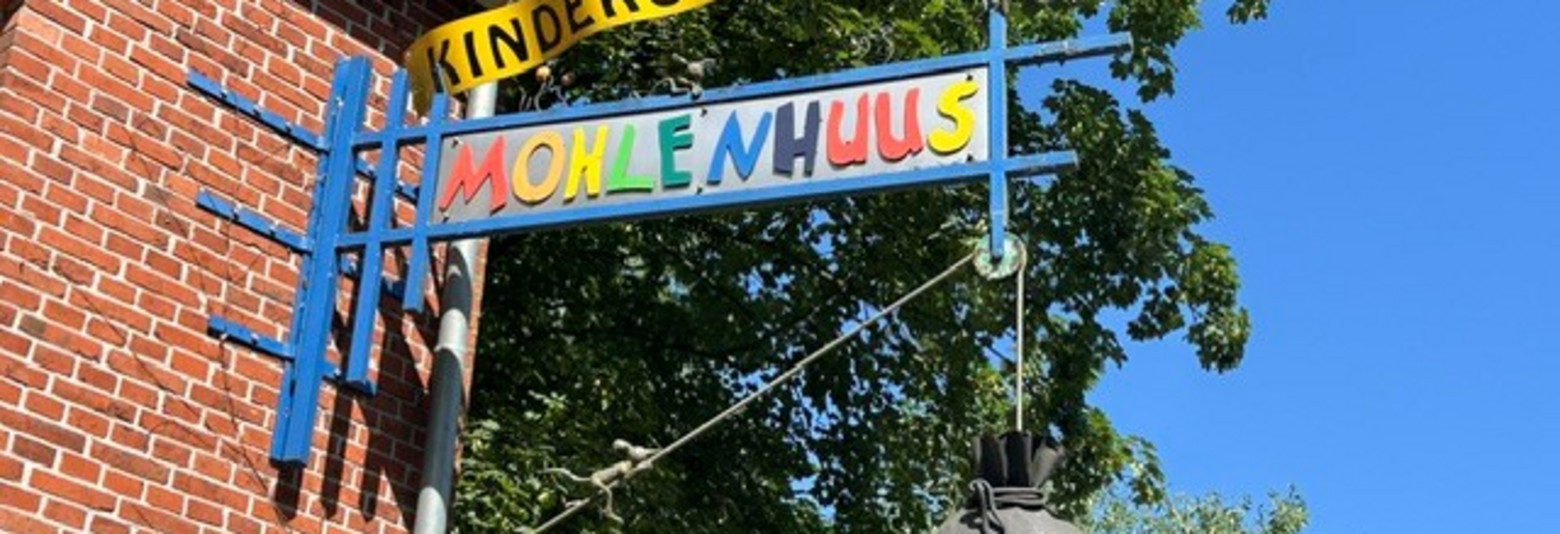 Schild "Kindergarten" am Gebäude