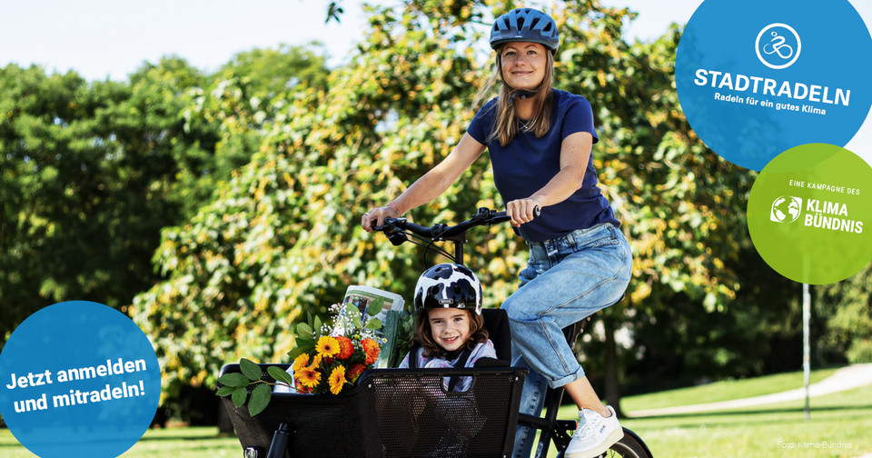Banner zum Stadtradeln 2024, Frau auf Lastenrad mit Kind