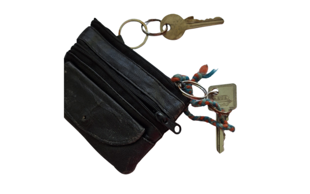 Schlüsselbund mit schwarzer Ledertasche und zwei Schlüsseln