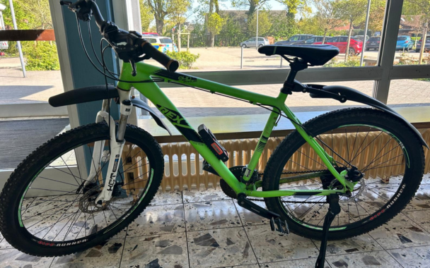 sportliches Fahrrad in neongrün und schwarz