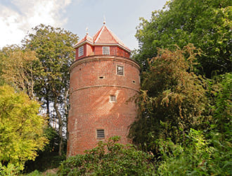 Außenansticht Burgturm Stickhausen, hier gelangen Sie zur Homepage der Burg Stickhausen