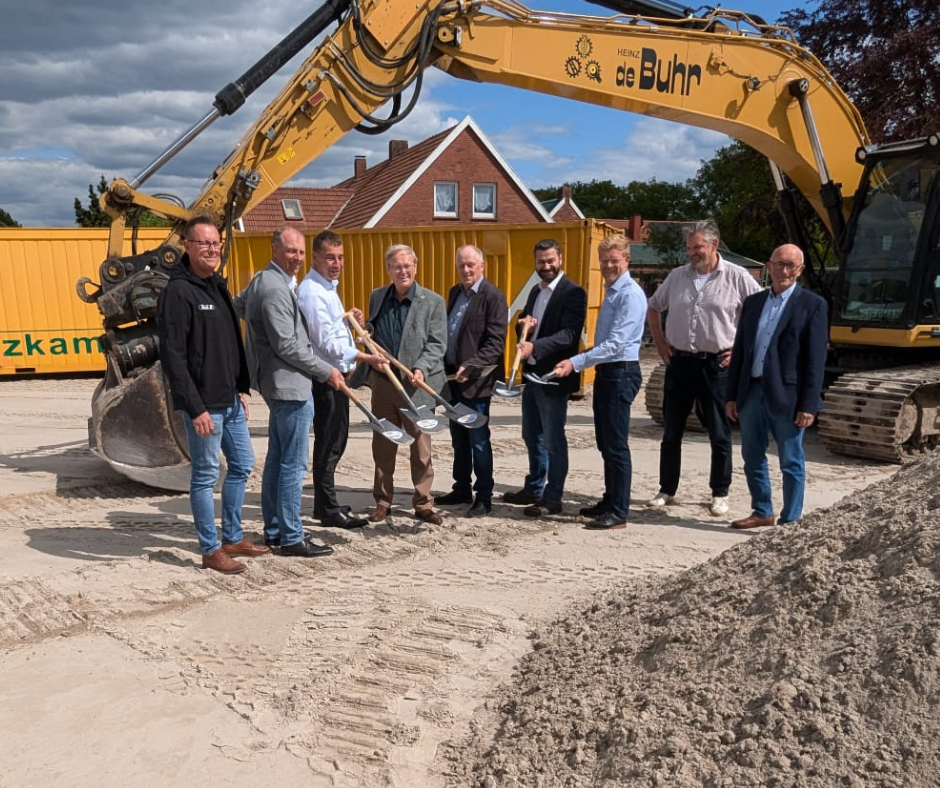 Gemeinsam griffen Michael Otto (Geschäftsführer Real Immobilien), Tino Kulpe (Bauunternehmer), Dieter Baumann (Inhaber Real Immobilien), Bürgermeister Bernhard Gathen, Samtgemeindebürgermeister Christoph Busboom und Oliver Thomas (Gebietsleiter Netto) zur Schaufel und setzten feierlich den ersten Spatenstich. (v. l.)