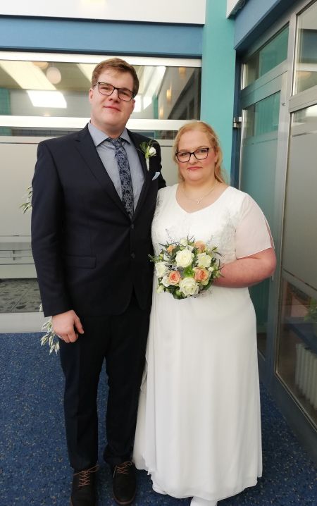 Foto zeigt Eheleute nach der Trauung