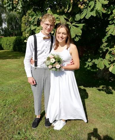Foto zeigt Eheleute nach der Trauung