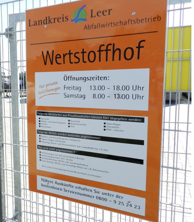 Schild des Wertstoffhofes der Abfallwirtschaft des Landkreises Leer in Filsum