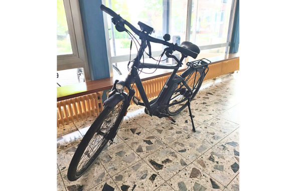 Foto schwarzes E-Bike
